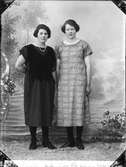 Ateljéporträtt - kvinna och Karin Lundin från Hyttan, Harg socken, Uppland 1926