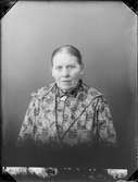 Ateljéporträtt - fru Kristina Karlsson från Hummeldal, Börstil socken, Uppland 1926