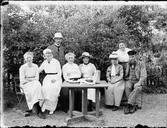 Grupporträtt i trädgården, Östhammar, Uppland