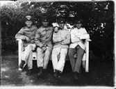 Män i uniform sitter på en bänk, Boden