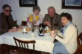 Söndagskaffe på Hembygdsgillet, Långåker 1:3 cirka 1980. Från vänster: Allan Adås, Kyrkbacken (1909 - 1994), Ulla Fossberg-Rinvall, Göteborg/Labacka, Gunnar Nilsson, Kärra i Mölndal (1909 - 1997) och som sålde gården till Gillet. Ebba Adås (1913 - 1993) som tidigare hade en damfrisering i centrum - Nybo.