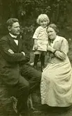 Familjen Johannes (1873 - 1942) och Ida Bengtsson (född i Bölet 1894 - 1965) med sonen Axel Valdemar (Lasse) vid Villa Högbo på Gamla Riksvägen 79 i Kållered, okänt årtal. Johannes från Lundby, fadern från Vommedal, var uppfinnare och hade en mekanisk verkstad intill bostadshuset.