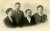 Familjen Ester (född Eriksson, Bölet 1891 - 1965) och predikant Per Nyberg tillsammans med Pers barn Paul och Lilla Ester (1905 - ), okänt årtal. Makarna fick senare två döttrar tillsammans (Ulla född 1926 och Sara född 1928/1929). Ester Nyberg blev änka 1935 eller 1936 och öppnade då Hembageri i Kyrkbacken.