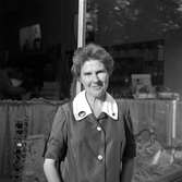 En kvinna, personal på Robert Skönhetsvård. 
27 juni 1959.