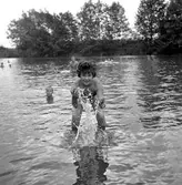 Badreportage i Hästhagen. 
29 juni 1959.