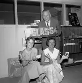 När vi svettas ute så fryser han inne. 
29 juni 1959.