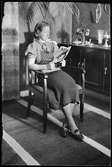 Kvinna läser tidning