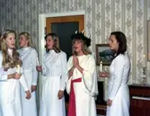 Luciatåg i Brattåshemmets matsal, december 1978. Troligtvis har kvinnorna fått var sitt halssmycke som gåva, vilket de bär runt halsen. Linda Dahlgren är Lucia, övriga namnuppgifter saknas. Relaterade motiv: A1860 samt A1863.