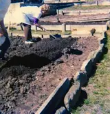 Potatis- och grönsaksodlingar på baksidan av Brattåshemmet, våren 1979. Okänd kvinna till vänster om föreståndare Aina Ekstedt. Relaterat motiv: A1849.