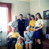 Agnes Ekstedt uppvaktas på sin födelsedag 1973-06-16, Gamla Riksvägen 50, Pettershov. Stående från vänster: Rosa Ekstedt (f 1925, Göstas fru), Bengt Friberg (f 1928, Ingvors make), Gösta Ekstedt (f 1912, Sven och Agnes son), Invgor Ekstedt Friberg (f 1929, Sven och Agnes dotter) och Rita Ekstedt f 1955, Görans hustru).
Sittande från vänster: Sven Ekstedt (1897 - 1976), Eva Friberg (f 1960, Ingvor/Bengts dotter) samt Agnes Ekstedt (1898 - 1894).