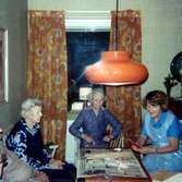 Ljusstöpning i Brattåshemmets dagrum år 1979. Från vänster ses okänd kvinna, Agnes Ekstedt (1898 - 1984) och terapibiträde Maj Britt Rickard. Relaterat motiv: A1872.