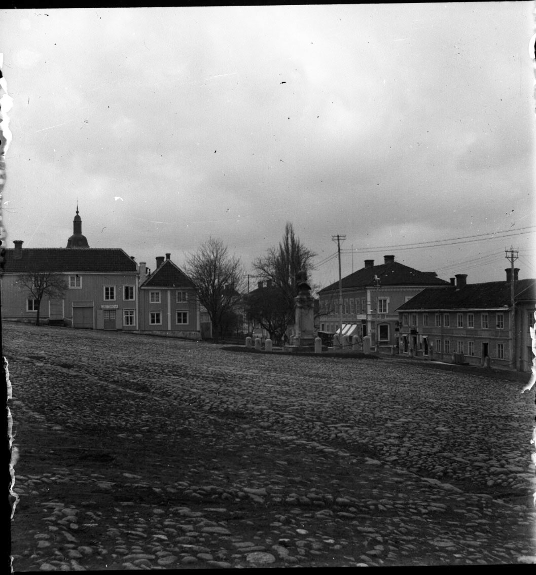 Unknown artist, Fotografi av Gränna torg från norr. Brahe-bysten syns i bild vid torgets nederkant.