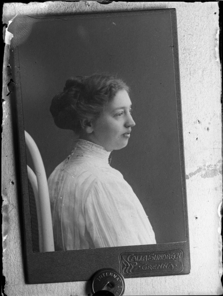 Calla Helena Sundbeck, Reprophotography of cabinet photography with unknown woman in 3/4 profile. She sits on a chair and wears a bright blouse.