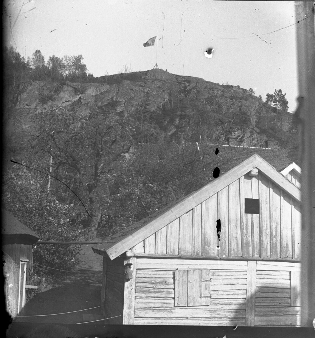 Unknown artist, Gaveln på en omålad ekonomibyggnad, nedanför Grännaberget? Liggande timmer och en övre del av plank med locklist. En rödfärgad låg byggnad skymtar till vänster och sannolikt ett bostadshus bakom ekonomibyggnaden.