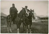 Axel Klinckowström och argentinske löjtnanten Gomez till häst. Ushuaia, Eldslandet / Tierra del Fuego.