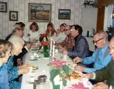 Luciadagen på Brattåshemmet 1979. Flera personer sitter runt ett bord och dricker kaffe. Andra person från vänster (i grått hår) är sömmerska/boende Agnes Ekstedt. Närmast till höger: Okänd man, skräddare/boende Per Pettersson, socialchef Bengt Alvekrans samt äldreomsorgschef Bertil Gudmundsson.