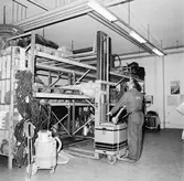 Arbetsställningar och maskiner till utrustningsverkst.