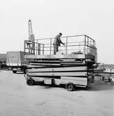 Arbetsställningar och maskiner till utrustningsverkst.