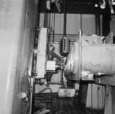 Personal i arbete vid arborrverket i maskinverkst.