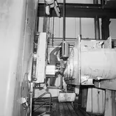 Personal i arbete vid arborrverket i maskinverkst.