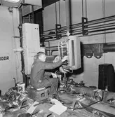 Personal i arbete vid arborrverket i maskinverkst.