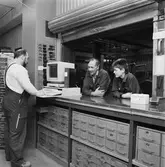 Personal i arbete med nya materialsystemet i förråd