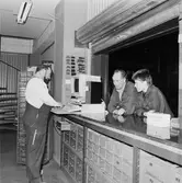 Personal i arbete med nya materialsystemet i förråd