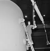 Personal i arbete vid transportparken (lyft av ubåtssektion)