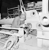 Personal i arbete vid transportparken (lyft av ubåtssektion)