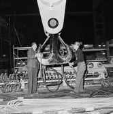 Personal i arbete vid transportparken (lyft av ubåtssektion)