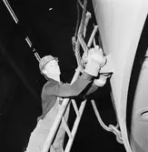 Personal i arbete vid transportparken (lyft av ubåtssektion)