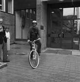 VD Hans Frisk överlämnar cykel till motionsvinnare
