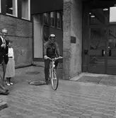 VD Hans Frisk överlämnar cykel till motionsvinnare