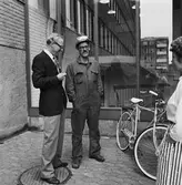 VD Hans Frisk överlämnar cykel till motionsvinnare