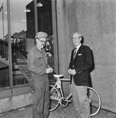 VD Hans Frisk överlämnar cykel till motionsvinnare