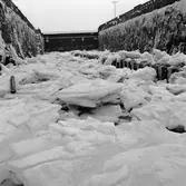 Bogserbåt i Oscarsdockan isförhållande