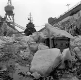 Bogserbåt i Oscarsdockan isförhållande