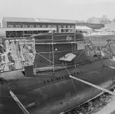 Arbetsställningar kring ubåt i docka