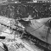 Arbetsställningar kring ubåt i docka