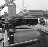 Arbetsbilder från indockning av ubåt i docka 5