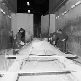 Arbete med stridsb. 90 S i plastverkstan