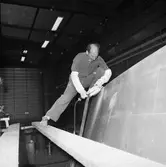 Arbete med stridsb. 90 S i plastverkstan