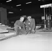 Arbete med stridsb. 90 S i plastverkstan