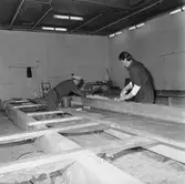 Arbete med stridsb. 90 S i plastverkstan