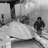 Arbete med stridsb. 90 S i plastverkstan