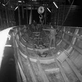 Lyft av skrovformen segelbåten Rhapsody plastverkstan