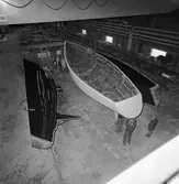 Lyft av skrovformen segelbåten Rhapsody plastverkstan