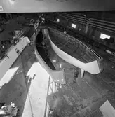 Lyft av skrovformen segelbåten Rhapsody plastverkstan