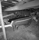 Lyft av skrovformen segelbåten Rhapsody plastverkstan