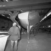 Lyft av skrovformen segelbåten Rhapsody plastverkstan